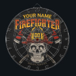 Tabla Dardos Capacete de Caveira Personalizado de Bombeiro Ax<br><div class="desc">Personalize este Bombeiro Personalizado,  de um tipo,  verdadeiramente único,  que apresenta esqueleto com Design de capacete e eixos duplos. Personalizado com seu nome,  número e localização! Presente perfeito para aquela pessoa especial na sua vida!</div>