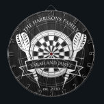 Tabla Dardos Casamento Personalizado da Família de Madeira Negr<br><div class="desc">Celebre seu dia especial com o Conselho de Dart Casado da Família de Madeira Negra e Branca. Com um design monocromático eterno, este quadro pode ser personalizado com o sobrenome do casal, fazer-o de uma única guarita ou de um presente de casamento lúdico. Perfeito para adicionar charme à sua casa...</div>