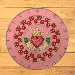 Tabla Dardos Claddagh e Red Knotwork a rosa<br><div class="desc">Este design de Richard H. Fay combina o trabalho de nós com o coração coroado e apertando as mãos do anel de claddagh, um tradicional anel irlandês simbolizando amizade, amor e lealdade.</div>