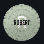 Tabla Dardos Conselho dart, nome do monograma verde moderno<br><div class="desc">Conselho verde moderno com um nome preto e monograma branco. Personalize com nome e inicial.</div>