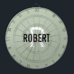 Tabla Dardos Conselho dart, nome do monograma verde moderno<br><div class="desc">Conselho verde moderno com um nome preto e monograma branco. Personalize com nome e inicial.</div>