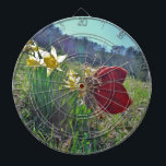 Tabla Dardos fadas de asa vermelha e narcisos<br><div class="desc">Fada e Foto pelo artista Sandy Closs Fairy,  fadas,  píxias,  píxias,  fantasia,  flores,  borboletas,  vermelha,  amarela,  púrpura,  conto de fadas primavera,  feira</div>