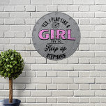 Tabla Dardos Festa de casa "Eu toco como uma garota"<br><div class="desc">Acerte a marca com confiança usando este prato personalizado! Com a frase ousada e poderosa, "Sim, eu toco como uma menina. Tente manter-se a par", e um design de touchê impressionante, este quadro é perfeito para jogadores que trazem habilidade, precisão e atitude ao jogo. Seja para jogos amigáveis ou competições...</div>