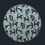 Tabla Dardos Gatos de Tuxedo preto e branco<br><div class="desc">Felinos brancos e pretos,  em seu negócio. Um padrão adorável em um fundo azul de médio.</div>