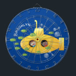 Tabla Dardos Ilustração de desenho animado submarino amarelo<br><div class="desc">Para diversão submarina fofa! esta design apresenta um submarino amarelo com 2 rapazes excitados na sua aventura submarina. Desenhado no estilo de ilustração de desenho animado feliz.</div>