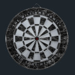 Tabla Dardos Mármore Preto com Folha de Prata Falso Nome da Fam<br><div class="desc">Um design clássico de alvo de dardos com triângulos alternados de mármore preto e folha de prata falsa. Há um nome de família na parte superior e uma mensagem na parte inferior,  ambos como textos arqueados em letras maiúsculas cinza prateado.</div>