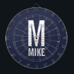 Tabla Dardos Monograma e Nome Personalizados Modernos<br><div class="desc">Design de monograma preto e branco moderno com monograma personalizado e nome no estilo de fonte sans ousado moderno. Presente único para pai, marido, avós e muito mais. Perfeito também como acessórios modernos de decor de casa/minimalista, presente de aniversário, presente de feriado, presente de reagrupamento familiar, presente e presente de...</div>