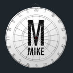 Tabla Dardos Monograma e nome personalizados modernos<br><div class="desc">Design de monograma preto-e-branco moderno, apresentando um monograma personalizado e nome no estilo de fonte moderno bold sans serif. Presente único para pai, marido, avós e muito mais. Perfeito também como acessórios modernos de decoração de casa, presente de aniversário, presente de feriado, presente de reunião familiar, presente de inauguração de...</div>