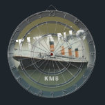 Tabla Dardos Monograma Personalizado Titanic<br><div class="desc">Quadro de Dart Monograma Personalizado Titanic.
Personalizar é o estilo steampunk Titanic Dartboard com seu Monograma ou Nome. presente de aniversário de excelente e adição ao seu gameroom.
Este design gráfico apresenta minha pintura original de óleo, Oceans_For_You copyright 2/1995.</div>