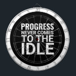 Tabla Dardos Motivação Preta e Branca - Inspiração<br><div class="desc">Procure o progresso cada vez com este painel com a frase motivacional "O progresso nunca chega ao inativo." Ideal para salas de trabalho,  espaços de formação de equipes ou jogos em casa com uma vantagem inspiradora.</div>