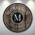 Tabla Dardos Nome da família de madeira russa<br><div class="desc">Esta prancha rústica é a adição perfeita à sua casa de praia, casa de lago, sala de jogos, caverna de homens e muito mais. Ele apresenta um monograma inicial ousado no centro, com seu nome de família orgulhosamente exibido no topo. A parte inferior lê "Beach House", mas isto pode ser...</div>