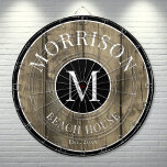 Tabla Dardos Nome da família Madeira russa<br><div class="desc">Esta prancha rústica é a adição perfeita à sua casa de praia, casa de lago, sala de jogos, caverna de homens e muito mais. Ele apresenta um monograma inicial ousado no centro, com seu nome de família orgulhosamente exibido no topo. A parte inferior lê "Beach House", mas isto pode ser...</div>