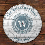 Tabla Dardos Nome da Família Monograma Brasão Antigo<br><div class="desc">Um tabuleiro de dardos com crista de monograma legal com um fundo de madeira branca rústica personalizado com seu nome e data de fundação. Ótimo para uma sala de jogos em família ou para um antro. Criado especialmente para você pela Blackberry Boulevard.</div>