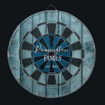 Tabla Dardos Nome da Família Personalizada Data Estabelecida Ma<br><div class="desc">Fundo de madeira falsa com monograma e nome familiar no centro do conselho. Outras cores disponíveis no compro.</div>