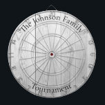 Tabla Dardos Nome da Família Personalizada Parede Madeira Rústi<br><div class="desc">Altere facilmente o nome da família no modelo de design e crie o seu dartboard personalizado. Tamanho regulamentar Dimensões do conselho: 18" de diâmetro, 1"h Inclui 6 dardos de latão (3 voos norte-americanos e 3 voos de dardo no Reino Unido) Impressão vibrante a cores de cheio Concluída com moldura de...</div>