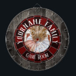 Tabla Dardos Nome da Família Uma Sala de Jogo Fotográfico<br><div class="desc">Adicione o seu próprio nome a esta prancheta de jogos de família divertida. Um presente exclusivo para aniversários,  Natal,  dia de os pais ou só porque. Uma foto central. Textura falsa de madeira.</div>