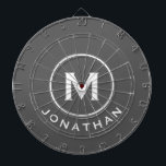 Tabla Dardos Nome do Monograma Clássico da Cinza Mínima<br><div class="desc">Conselho moderno de dardo em cinzas com tipografia clássica de blocos e nome em branco. Personalize com nome e inicial.</div>