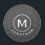 Tabla Dardos Nome do Monograma Clássico da Cinza Mínima<br><div class="desc">Conselho moderno de dardo em cinzas com tipografia clássica de blocos e nome em branco. Personalize com nome e inicial.</div>