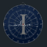 Tabla Dardos Nome do Monograma Marinho do Script Inicial Azul<br><div class="desc">Marinho Blue Cinza Monograma Script Name Modern Dart Board (Placa moderna de dardos),  você pode facilmente editar com seu nome e inicial clicando no botão "Personalizar". Altere completamente as cores do texto e do plano de fundo quando selecionar o link "Personalizar isso".</div>