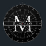 Tabla Dardos Nome do Monograma Personalizado<br><div class="desc">Este tapete de bar personalizado é um presente excelente para qualquer um na sua vida! Uau,  seus amigos e família com esse design clássico e na moda que pode ser personalizado para seu gosto.</div>