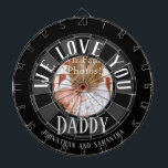 Tabla Dardos Nós Te Amo Foto De Pai<br><div class="desc">Nós te amamos pai foto de crianças personalizadas que chamam dartboard. Um presente único e divertido para aniversários,  Natal,  dia de os pais ou só porque.</div>