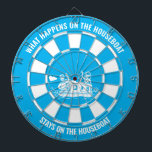 Tabla Dardos O Que Acontece No Quadro De Artes Do Lar-De-Casa C<br><div class="desc">O jogo perfeito para o seu barco doméstico.. O que acontece no barco de casa fica no prato do barco! O texto é personalizável. Basta clicar no botão personalizar para mudar facilmente para outra frase ou nome da família/nome do lago, etc. Este conselho de dardo, de tamanho oficial, faz um...</div>