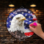 Tabla Dardos Partido Americano da Bandeira e da Família Bald Ea<br><div class="desc">Ilumine as reuniões da sua família com este Conselho de Arte do Partido da Bandeira Americana e do Partido da Família Bald Eagle, tratado com carinho por Mylini Design. Este produto único aproxima sua casa com a essência pitoresca do pássaro nacional em harmonia com a bandeira americana. Sua paleta de...</div>