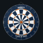 Tabla Dardos Presente de Graduação de Nome Personalizado | Azul<br><div class="desc">Painéis com esquema de cor azul, laranja e branco com duas linhas do seu texto personalizado, como o nome do destinatário e o ano de graduação "Classe de". presente de formatura de excelente para um formando segundo grau entrando na faculdade! Diversão e decor funcional para o cheio do espírito escolar...</div>