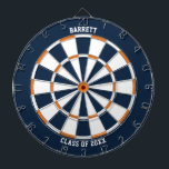 Tabla Dardos Presente de Graduação de Nome Personalizado | Azul<br><div class="desc">Painéis com esquema de cor azul, laranja e branco com duas linhas do seu texto personalizado, como o nome do destinatário e o ano de graduação "Classe de". presente de formatura de excelente para um formando segundo grau entrando na faculdade! Diversão e decor funcional para o cheio do espírito escolar...</div>