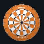 Tabla Dardos Presente de Graduação de Nome Personalizado | Lara<br><div class="desc">Painéis com esquema de cor laranja, azul e branco com duas linhas do seu texto personalizado, como o nome do destinatário e o ano de graduação "Classe de". presente de formatura de excelente para um formando segundo grau entrando na faculdade! Diversão e decor funcional para o cheio do espírito escolar...</div>