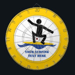 Tabla Dardos Presentes de surfe, surfista no seu costume de sur<br><div class="desc">Presentes de surfe, surfista na sua prancha de surfe design de presente personalizado apresentando um ícone negro minimalista de um surfista em sua prancha amarela sobre uma onda azul e uma borda amarela ao redor. Este design legal e moderno é um modelo e é completamente personalizável. Personalize-o e altere o...</div>