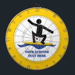 Tabla Dardos Presentes de surfe, surfista no seu costume de sur<br><div class="desc">Presentes de surfe, surfista na sua prancha de surfe design de presente personalizado apresentando um ícone negro minimalista de um surfista em sua prancha amarela sobre uma onda azul e uma borda amarela ao redor. Este design legal e moderno é um modelo e é completamente personalizável. Personalize-o e altere o...</div>