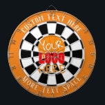 Tabla Dardos Seu logotipo, placa personalizada laranja e dardos<br><div class="desc">Personalize seu logotipo aqui,  dartboard com a opção de carregamento do logotipo central. Carregue um arquivo sem fundo branco para melhor aparência em segundo plano. Adicione Texto à parte superior e inferior do conselho ou exclua o texto no espaço modelo.</div>