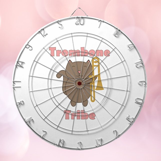 Tabla Dardos Tribo do Trombone Gatinho Marrom Letras Rosa (A darboard with a cat holding a trombone and the words trombone tribe in pink letters.)