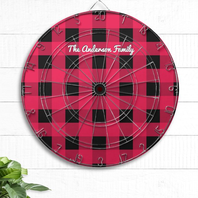 Tabla Dardos Vermelho Buffalo Xadrez Padrão Xadrez Personalizad (A dart board with rustic red and black buffalo check pattern and custom name in script typography)