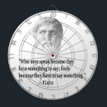 Tablero Dardos Citação Por Platão<br><div class="desc">"Os sábios falam porque têm algo a dizer; tolos porque têm de dizer alguma coisa." Famosa citação do filósofo grego Plato.</div>