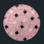 Tablero Dardos Dartboard de Starbursts Atômicos Rosa<br><div class="desc">Este Quadro de Estrelas Rosa Atômica tem toda a diversão moderna de meio século da cozinha da sua avó, menos o linóleo pegajoso. O kitschy design apresenta um fundo cor-de-rosa com manchas douradas e estereótipos colocados aleatoriamente em preto e dois tons de rosa. Este padrão inspirado na safra é mod...</div>