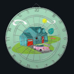 Tablero Dardos Placa Dart de Casa Suburbana Retro<br><div class="desc">Este padrão do Conselho de Arte da Casa Suburbana apresenta uma típica casa americana em um típico bairro americano, por volta de 1950. Uma casa de chá com um telhado azul de pavão, e janelas de turquesa são perfeitamente compensadas por uma porta vermelha vibrante e porta de garagem. Um carro...</div>
