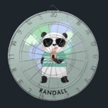 Tablero Dardos Urso Panda hipster com Qualquer Nome<br><div class="desc">Um conselho personalizado de dardo com um panda de hipster comendo um cone de sorvete. Edite o nome de exemplo mostrado com o nome desejado ou outro texto.</div>