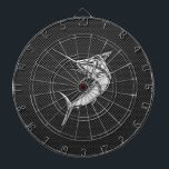 Tablero De Dardos Espadim do estilo do cromo na fibra do carbono<br><div class="desc">Um cromo de prata como peixes do espadim applique o design em uma decoração do fundo do estilo da fibra do carbono. Um presente náutico moderno atrevido. Está aqui uma seleção de bonés de beisebol bordados ocasionais feitos sob encomenda finos; em um estilo náutico, você pode facilmente personalizar para fazê-lo...</div>