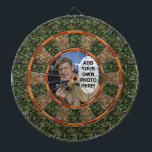 Tablero De Dardos Foto laranja verde do caçador de camuflagens<br><div class="desc">Esta prancha de pranchas com tema de caça tem um padrão de camo verde e marrom e sombras alternadas de laranja. Adicione qualquer foto ou imagem que você queira ao meio (ela também está disponível em nossa loja sem o modelo de foto, se quiser). Este é um conselho de jogo...</div>