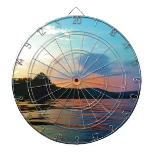 Tablero De Dardos Pêssego e Sunset Azul no lago de montanha