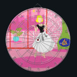 Tablero De Dardos Retro na placa de dardo rosa<br><div class="desc">Este Retro In the Pink Dart Board parece uma cena de uma comédia romântica de 1960. A design minimalista mostra uma mulher sofisticada em seu apartamento ultra-gordinho e ultra-rosa, com cobertura. A sala apresenta uma parede de tijolos cor-de-rosa com linhas de caldas brancas. Em frente à parede, há uma lareira...</div>