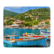 Barcos de pesca gregos coloridos no porto de Kioni