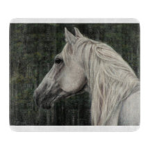 Cinza de garanhão a olhar à distância