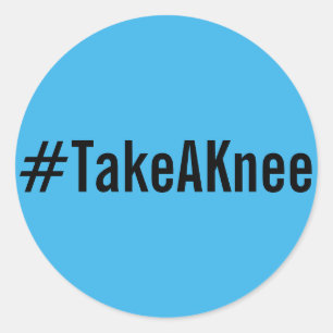 #TakeAKnee, texto preto em adesivos azuis brilhant