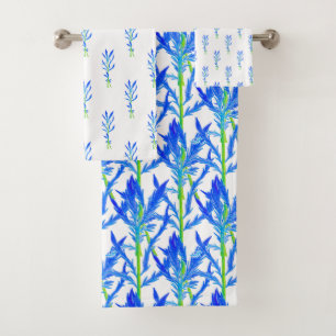 Tansy (L) em um conjunto de toalhas de banheiro