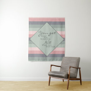 Tapeçaria com Frase Motivacional Listrada de Rosa 