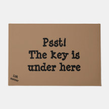 A chave está sob aqui a esteira de porta