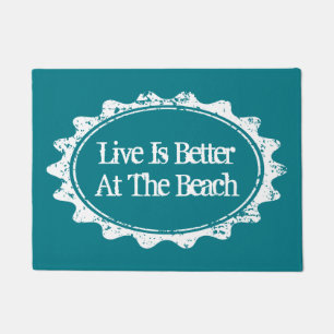 Tapete A vida é melhor no doormat da casa de praia para a